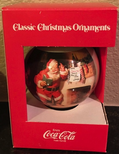 45100-1 € 5,00 coca cola kerstbal glas afb kerstman bij openhaard  zonder doosje